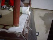balkónový profil ukončujeme 5&nbsp;mm od zdi pomocí balkónové koncovky