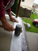 samolepicí pás je nutné důkladně přikotvit