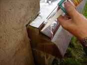 naneseme neutrální silikon pro přilepení balkónové koncovky