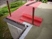 další pásy pokládáme s přesahem „po vodě“ nejméně 10 cm
