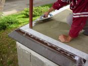pomocí zubové stěrky 4 mm naneseme flexibilní lepidlo DLAŽBULEP