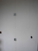 cca 50 cm od sebae