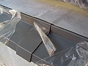 Die Verbindung von BALKÓNOVÝ PROFIL (BALKONPROFILEN) führen Sie mit der BALKÓNOVÁ SPOJKA (BALKONPROFILVERBINDUNG) durch, die Sie mit einem neutralen Silikon aufkleben. Auch diesen Stoss überkleben Sie mit dem SAMOLEPICÍ TĚSNICÍ PÁS (SELBSTKLEBEDICHTBAND).