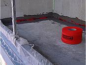 Führen Sie den ersten vollflächigen Anstrich mit der LEPENKA V KÝBLU (FLÜSSIGEN HYDROISOLATION) durch.