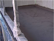 Anschliessend führen Sie den zweiten Anstrich mit der LEPENKA V KÝBLU (FLÜSSIGEN HYDROISOLATION) durch und versehen Sie mit diesem Anstrich auch ein Teil der senkrechten Sockelfläche.