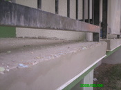 Die Balkonoberfläche ist perfekt von Unreinigkeiten zu reinigen und mit dem SPRAVBETON (BETONREPARATURMÖRTEL) auszugleichen.