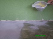 Unmittelbar nach dem Auftragen der ersten Epoxidharzschicht bestreuen Sie die ganze Fläche mit dem Quarzsand.