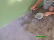 Den Quarzsand bestreuen Sie mit der Hilfe eines Siebes, Sie dürfen nicht die schlechter zugänglichen Bereiche vergessen!