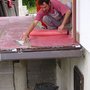 zde vidíte nevhodné kotvení zábradlí z vrchní strany balkónu