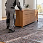 sťahovanie drevenej komody na ochrannej plachte sťahovanie drevenej komody na ochrannej plachte