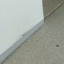 pružné utesnenie škáry, prechodu medzi stenou a podlahou