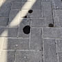 olej od auta na zámkovej dlažbe poznáme asi všetci